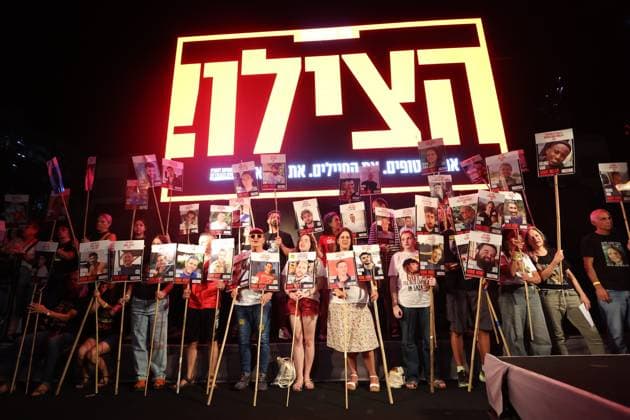 Bilder des Jahres 2025, News September 09 Demonstrations continue in Tel Aviv demanding a ceasefire in Gaza and the return of Israeli hostages TEL AVIV, ISRAEL - SEPTEMBER 20: Israeli protesters gather in Hostage Square with banners and photos of Israeli hostages during the demonstration demanding an agreement for the release of Israeli hostages in Gaza on September 20, 2025 in Tel Aviv, Israel. Protesters carrying banners that the Israeli government must reach an agreement for the release of hostages in Gaza. Saeed Qaq Anadolu Tel Aviv Israel. Editorial use only. Please get in touch for any other usage.  Copyright: x2025xAnadoluxSaeedxQaqx