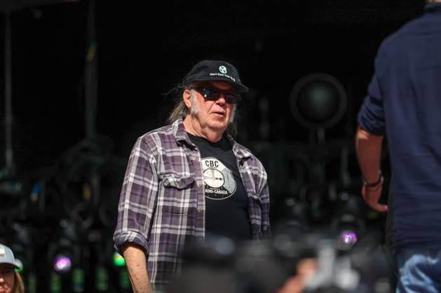Farm Aid 40 Music Festival Neil Young looks on during a press conference at the Farm Aid 40 Music Festival in Minneapolis, Minnesota, on September 20, 2025, at Huntington Bank Stadium. Minneapolis Minnesota USA  Copyright: xStevenxGarciax originalFilename: garcia-farmaid4250920_nprkr.jpg
