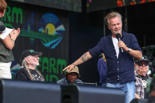 Farm Aid 40 Music Festival John Mellencamp points to Willie Nelson and speaks at a press conference during the Farm Aid 40 Music Festival in Minneapolis, Minnesota, on September 20, 2025, at Huntington Bank Stadium. Minneapolis Minnesota USA  Copyright: xStevenxGarciax originalFilename: garcia-farmaid4250920_npZGr.jpg