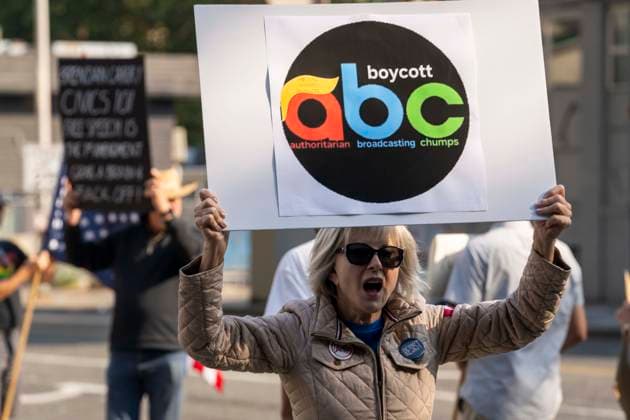 Bilder des Jahres 2025, News September 09 September 20, 2025, Seattle, Washington, USA: People gather outside of KOMO-TV s headquarters, the Sinclair Broadcast Group-owned ABC affiliate television station in Seattle, to protest ABC s suspension of the Jimmy Kimmel Live! late-night show earlier in the week after threats by FCC chair Brendan Carr and US president Donald Trump, seen in Seattle, Washington, USA, on Sat., Sept. 20, 2025. Demonstrators held signs in support of Jimmy Kimmel and 1st Amendment-protected free speech. Some signs also said to boycott Disney and ABC. Seattle USA - ZUMAb344 20250920_znp_b344_017 Copyright: xM.xScottxBrauerx