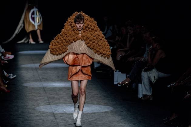 Bilder des Jahres 2025, Entertainment 09 September Angel Schlessers fashion show at MBFW Madrid A model during Angel Schlessers fashion show, at the 82nd edition of Mercedes Benz Fashion Week Madrid, at Ifema in Madrid, on September 20, 2025, in Madrid Spain This years edition is held from September 17 to 21 and commemorates the 40th anniversary of the catwalk The SS25 collection, Antonte, which means the day before yesterday in Galician, paid tribute to the designers roots, using natural linen as a common thread and divided into three stages from classic purity, through garments with plastic and architectural interventions, to sculptural pieces with hand finishes, embroidery and draping 20 SEPTEMBER 2025 FASHION SHOW MODEL MBFW FASHION WEEK MADRID Madrid Madrid Spain  Copyright: xRicardoxRubiox 6970801