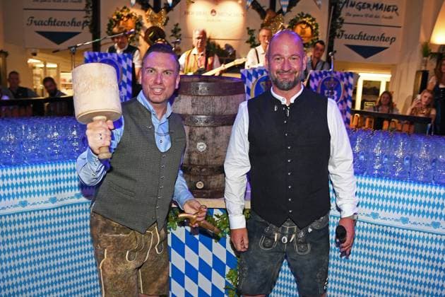 Tim Raue, Björn Schwarz (GF Hofbräu) - Oktoberfestbeginn mit Fassanstich im Hofbräu Berlin am 20.09.2025 *** Tim Raue, Björn Schwarz GF Hofbräu Oktoberfest start with barrel tapping at Hofbräu Berlin on 20 09 2025