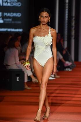 Mercedes-Benz Fashion Week de Madrid - 20 Sep 2025 A model walks the runway wearing a design by Dolores Cortes during the Mercedes-Benz Fashion Week de Madrid in IFERMA. Madrid Spain Copyright: xAtilanoxGarciax xSOPAxImagesx FOTO48645