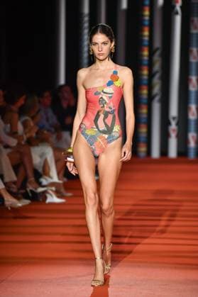 Mercedes-Benz Fashion Week de Madrid - 20 Sep 2025 A model walks the runway wearing a design by Dolores Cortes during the Mercedes-Benz Fashion Week de Madrid in IFERMA. Madrid Spain Copyright: xAtilanoxGarciax xSOPAxImagesx FOTO48670