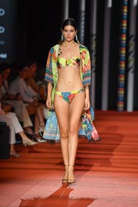 Mercedes-Benz Fashion Week de Madrid - 20 Sep 2025 A model walks the runway wearing a design by Dolores Cortes during the Mercedes-Benz Fashion Week de Madrid in IFERMA. Madrid Spain Copyright: xAtilanoxGarciax xSOPAxImagesx FOTO48683