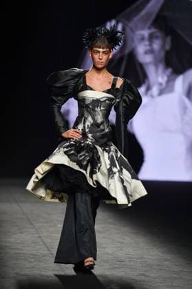 Mercedes-Benz Fashion Week de Madrid - 20 Sep 2025 A model walks the runway wearing a design by MALNE during the Mercedes-Benz Fashion Week de Madrid in IFERMA. Madrid Spain Copyright: xAtilanoxGarciax xSOPAxImagesx FOTO48591