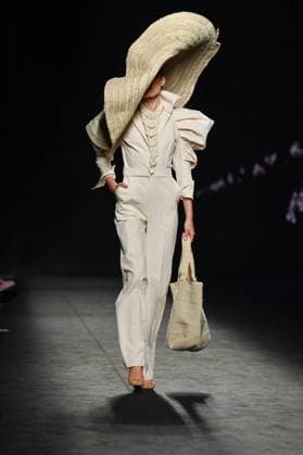 Mercedes-Benz Fashion Week de Madrid - 20 Sep 2025 A model walks the runway wearing a design by MALNE during the Mercedes-Benz Fashion Week de Madrid in IFERMA. Madrid Spain Copyright: xAtilanoxGarciax xSOPAxImagesx FOTO48601