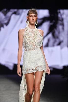Mercedes-Benz Fashion Week de Madrid - 20 Sep 2025 A model walks the runway wearing a design by MALNE during the Mercedes-Benz Fashion Week de Madrid in IFERMA. Madrid Spain Copyright: xAtilanoxGarciax xSOPAxImagesx FOTO48603