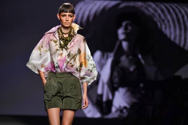 Mercedes-Benz Fashion Week de Madrid - 20 Sep 2025 A model walks the runway wearing a design by MALNE during the Mercedes-Benz Fashion Week de Madrid in IFERMA. Madrid Spain Copyright: xAtilanoxGarciax xSOPAxImagesx FOTO48604