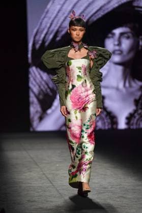 Mercedes-Benz Fashion Week de Madrid - 20 Sep 2025 A model walks the runway wearing a design by MALNE during the Mercedes-Benz Fashion Week de Madrid in IFERMA. Madrid Spain Copyright: xAtilanoxGarciax xSOPAxImagesx FOTO48606