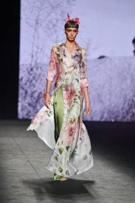 Mercedes-Benz Fashion Week de Madrid - 20 Sep 2025 A model walks the runway wearing a design by MALNE during the Mercedes-Benz Fashion Week de Madrid in IFERMA. Madrid Spain Copyright: xAtilanoxGarciax xSOPAxImagesx FOTO48608