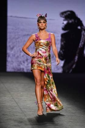 Mercedes-Benz Fashion Week de Madrid - 20 Sep 2025 A model walks the runway wearing a design by MALNE during the Mercedes-Benz Fashion Week de Madrid in IFERMA. Madrid Spain Copyright: xAtilanoxGarciax xSOPAxImagesx FOTO48612