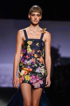 Mercedes-Benz Fashion Week de Madrid - 20 Sep 2025 A model walks the runway wearing a design by MALNE during the Mercedes-Benz Fashion Week de Madrid in IFERMA. Madrid Spain Copyright: xAtilanoxGarciax xSOPAxImagesx FOTO48615