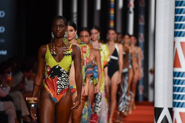 Mercedes-Benz Fashion Week de Madrid - 20 Sep 2025 A model walks the runway wearing a design by Dolores Cortes during the Mercedes-Benz Fashion Week de Madrid in IFERMA. Madrid Spain Copyright: xAtilanoxGarciax xSOPAxImagesx FOTO48728
