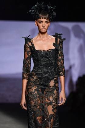 Mercedes-Benz Fashion Week de Madrid - 20 Sep 2025 A model walks the runway wearing a design by MALNE during the Mercedes-Benz Fashion Week de Madrid in IFERMA. Madrid Spain Copyright: xAtilanoxGarciax xSOPAxImagesx FOTO48622