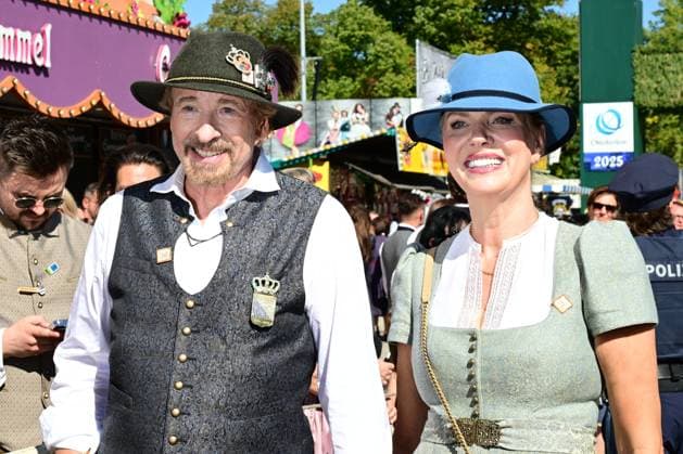 Oktoberfest - Thomas Gottschalk und Karina Mroß vorm Marstall beim Wiesn-Einzug der Brauereien und Festwirte zur Eröffnung des 190. Oktoberfestes am 20.09.2025 in München, Deutschland, Oberbayern München Theresienwiese Oberbayern Deutschland *** Oktoberfest Thomas Gottschalk and Karina Mroß in front of the Marstall at the Wiesn entry of the breweries and festival hosts for the opening of the 190 Oktoberfest on 20 09 2025 in Munich, Germany, Upper Bavaria Munich Theresienwiese Upper Bavaria Germany