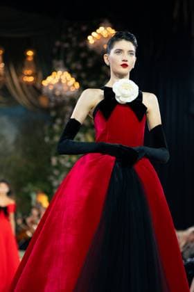 Richard Quinn - Runway in London, UK - 20 Sep 2025 A model walks the runway at the Richard Quinn show during London Fashion Week at St John s Smith Square. London United Kingdom Copyright: xLounisxTiarx xSOPAxImagesx _DSC5686