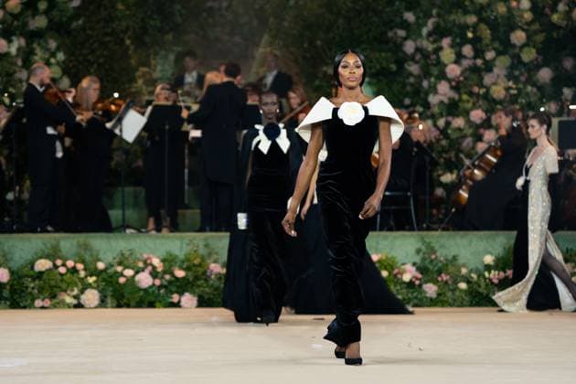 Richard Quinn - Runway in London, UK - 20 Sep 2025 Naomi Campbell walks the runway at the Richard Quinn show during London Fashion Week at St John s Smith Square. London United Kingdom Copyright: xLounisxTiarx xSOPAxImagesx _DSC5931