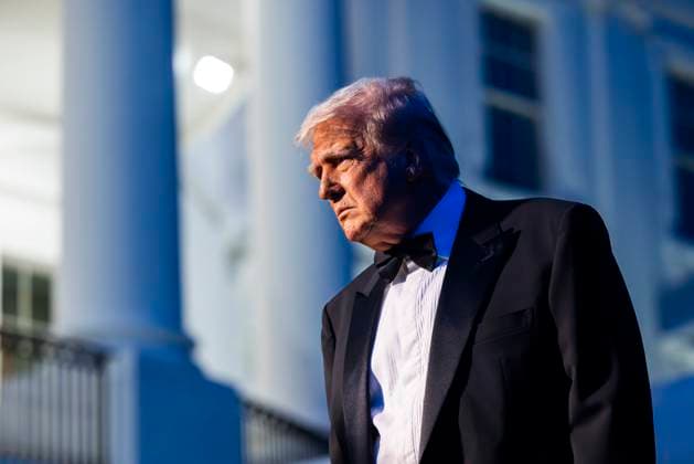 United States President Donald J Trump speaks to reporters before he departs the White House in Washington, DC, USA, for a private dinner at Mount Vernon, Virginia, 20 September 2025. The president spoke briefly about Jimmy Kimmel, saying ˜I think Jimmy Kimmel is terrible. ABC lost millions.™ He also spoke about meeting with Democratic lawmakers to avoid a government shutdown. Copyright: xJimxLoScalzox xPoolxviaxCNPx MediaPunchx
