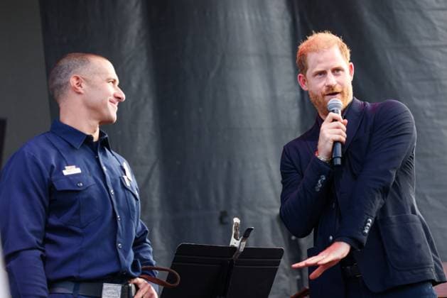September 20, 2025, Santa Barbara, California, USA: Prince Harry, the Duke of Sussex, gives an award to Santa Barbara County fire fighter Sam Dudley who works with the Canine rescue unit. They are at the One805 Live Concert at movie star Costner s Santa Barbara oceanfront estate in Summerland, CA, raising funds for mental health counseling and vital rescue equipment for First Responders. Santa Barbara USA - ZUMAk144 20250920_znp_k144_035 Copyright: xAmyxKatzx