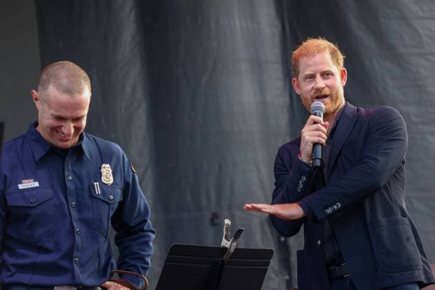 September 20, 2025, Santa Barbara, California, USA: Prince Harry, the Duke of Sussex, gives an award to Santa Barbara County fire fighter Sam Dudley who works with the Canine rescue unit. They are at the One805 Live Concert at movie star Costner s Santa Barbara oceanfront estate in Summerland, CA, raising funds for mental health counseling and vital rescue equipment for First Responders. Santa Barbara USA - ZUMAk144 20250920_znp_k144_037 Copyright: xAmyxKatzx