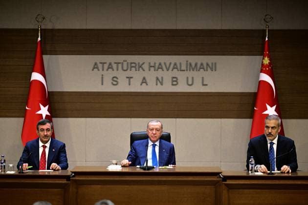 Turkish President Recep Tayyip Erdogan ISTANBUL, TURKIYE - SEPTEMBER 21: Turkish President Recep Tayyip Erdogan held a press conference at Ataturk Airport in Istanbul, Turkiye before departing for the United States to attend the UN General Assembly on September 21, 2025. Turkish Vice President Cevdet Yilmaz (L) and Turkish Foreign Minister Hakan Fidan (R) also attended press conference. Serhat Cagdas Anadolu Istanbul Turkey. Editorial use only. Please get in touch for any other usage.  Copyright: x2025xAnadoluxSerhatxCagdasx