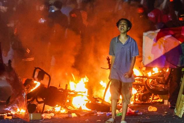 Bilder des Jahres 2025, News September 09 Anti-corruption protest turned violent in Manila METRO MANILA, PHILIPPINES - SEPTEMBER 21: Protesters vandalise properties and set fire to items as they confront riot police officers, after an anti-corruption demonstration turned violent, in Metro Manila, Philippines, on September 21, 2025. Daniel Ceng Anadolu Metro Manila Philippines. Editorial use only. Please get in touch for any other usage.  Copyright: x2025xAnadoluxDanielxCengx