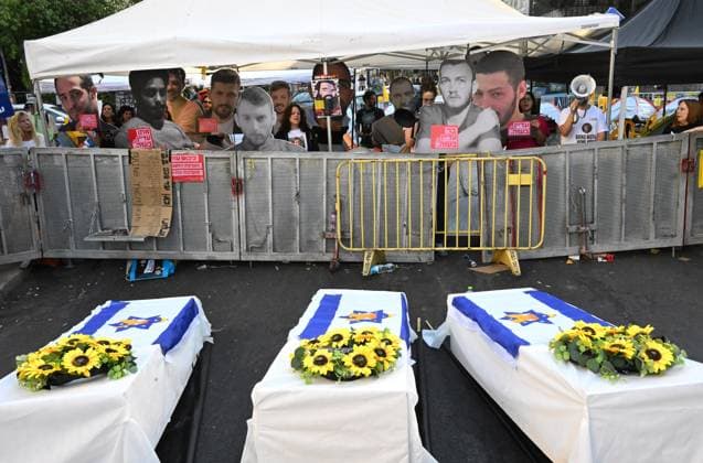 Bilder des Jahres 2025, News September 09 Symbolic coffins set in front of people holding cut outs of photos of Israeli hostages held captive by Hamas in Gaza at a protest calling for a comprehensive deal to release all hostages and to end the Israeli-Gaza war, near Israeli Prime Minister Benjamin Netanyahu s private residence in Jerusalem, on Sunday, September 21, 2025. Hostage families call on Prime Minister Netanyahu to atone for his failure to bring home their loved ones from Gaza ahead of Rosh Hashanah, the Jewish New Year and the start of the Jewish High holidays.  JER2025092118 DEBBIExHILL