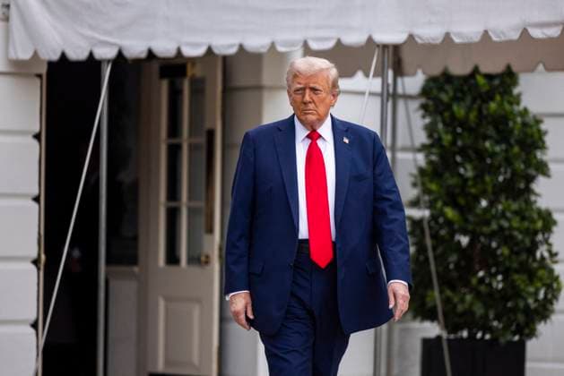 US President Trump departs the White House for Kirk funeral in Arizona US President Donald Trump speaks to reporters before departing the White House for the funeral of slain conservative activist Charlie Kirk in Washington, DC, USA, 21 September 2025. The president answered questions about Kirk, as well as about Defense Secretary Pete Hegseth’s new ‘pledge’ requirement for reporters. Photo by Jim Lo Scalzo Pool ABACAPRESS.COM WASHINGTON DC United States  Copyright: xPool ABACAx