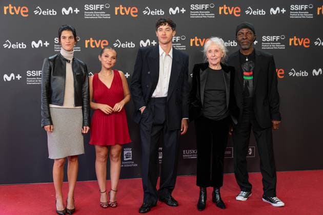 Presentation of Le cri des grades at the San Sebastian International Film Festival IRUN, SPAIN - SEPTEMBER 21: French director Claire Denis presents alongside actors Tom Blyth, Mia McKenna-Bruce, and Isaach De Bankole in the official section, competing for the Golden Shell at the San Sebastian International Film Festival in Irun, Spain on September 21, 2025. Javi Julio Anadolu Irun Spain. Editorial use only. Please get in touch for any other usage.  Copyright: x2025xAnadoluxJavixJuliox