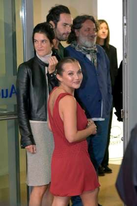 Suzanne Lindon und Mia McKenna-Bruce bei der Premiere des Kinofilms Le Cri des gardes The Fence auf dem 73. Internationalen Filmfestival San Sebastian Festival Internacional de Cine de San Sebastian im Kursaal. San Sebastian, 21.09.2025
