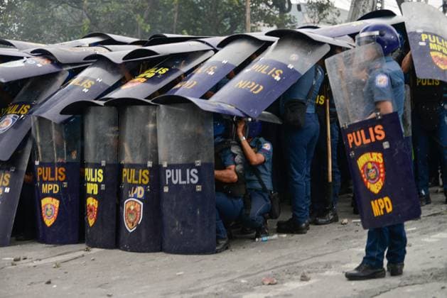 September 21, 2025, Manila, Ncr, Philippines: Local authorities prepare themselves from projecticles from protesters during the commemoration of the 53rd Martial Law, in Manila on September 21, 2025...Filpinos take part in the rally and protests to combat massive corruption cases due to misalignment of funds in flood control projects. Manila Philippines - ZUMAm340 20250921_zip_m340_010 Copyright: xZedrichxXylakxMadridx