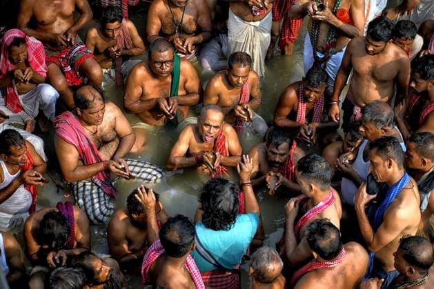 Bilder des Jahres 2025, News September 09 Mahalaya celebration in Kolkata, India - 21 Sept 2025 Thousands of devotees are seen in the River Ganges during the Mahalaya celebration. Mahalaya is celebrated at the end of Shradh or Pitru Paksha, a 16-day period when Hindus pay homage to their ancestors. Kolkata India Copyright: xAvishekxDasx xSOPAxImagesx avdmahalaya25n