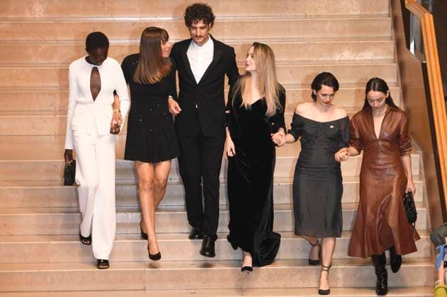 Anyier Anei, Alice Winocour, Louis Garrel, Angelina Jolie, Ella Rumpf und Garance Marillier nach der Premiere des Kinofilms Couture auf dem 73. Internationalen Filmfestival San Sebastian Festival Internacional de Cine de San Sebastian im Kursaal. San Sebastian, 21.09.2025