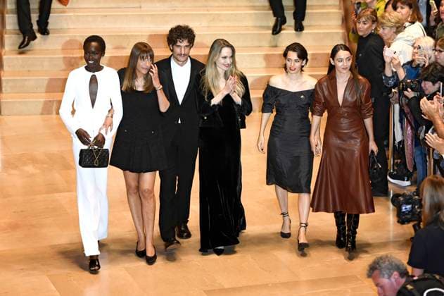 Anyier Anei, Alice Winocour, Louis Garrel, Angelina Jolie, Ella Rumpf und Garance Marillier nach der Premiere des Kinofilms Couture auf dem 73. Internationalen Filmfestival San Sebastian Festival Internacional de Cine de San Sebastian im Kursaal. San Sebastian, 21.09.2025