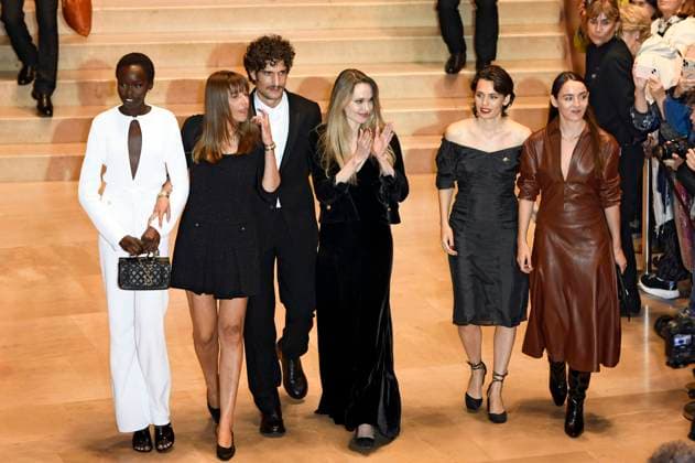 Anyier Anei, Alice Winocour, Louis Garrel, Angelina Jolie, Ella Rumpf und Garance Marillier nach der Premiere des Kinofilms Couture auf dem 73. Internationalen Filmfestival San Sebastian Festival Internacional de Cine de San Sebastian im Kursaal. San Sebastian, 21.09.2025