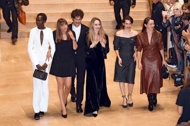 Anyier Anei, Alice Winocour, Louis Garrel, Angelina Jolie, Ella Rumpf und Garance Marillier nach der Premiere des Kinofilms Couture auf dem 73. Internationalen Filmfestival San Sebastian Festival Internacional de Cine de San Sebastian im Kursaal. San Sebastian, 21.09.2025