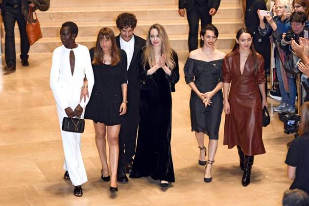 Anyier Anei, Alice Winocour, Louis Garrel, Angelina Jolie, Ella Rumpf und Garance Marillier nach der Premiere des Kinofilms Couture auf dem 73. Internationalen Filmfestival San Sebastian Festival Internacional de Cine de San Sebastian im Kursaal. San Sebastian, 21.09.2025