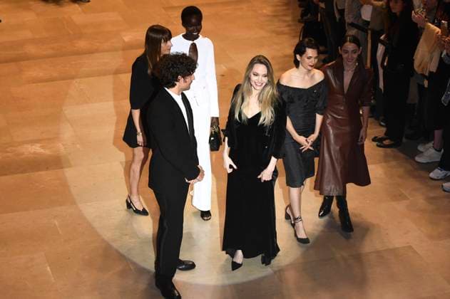Alice Winocour, Louis Garrel, Anyier Anei, Angelina Jolie, Ella Rumpf, und Garance Marillier nach der Premiere des Kinofilms Couture auf dem 73. Internationalen Filmfestival San Sebastian Festival Internacional de Cine de San Sebastian im Kursaal. San Sebastian, 21.09.2025