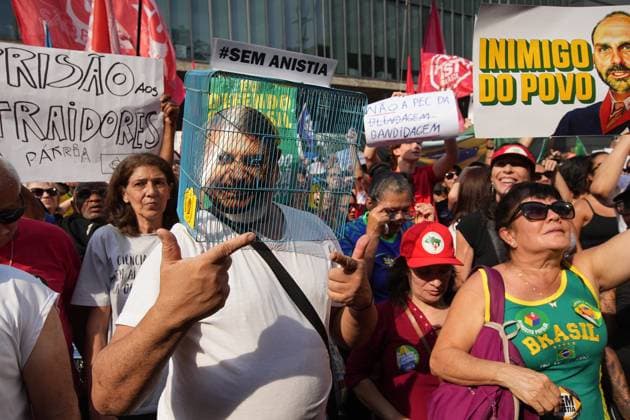 Bilder des Jahres 2025, News September 09 Protest held on Paulista Avenue against Congress and Bolsonaro amnesty SAO PAULO, BRAZIL - SEPTEMBER 21: Thousands march along Avenida Paulista under the banner Congress, Enemy of the People to protest Congress and a proposed amnesty bill that could benefit former President Jair Bolsonaro on September 21, 2023 in Sao Paulo, Brazil on September 21, 2025. The protest came days after Brazil’s Supreme Court sentenced Bolsonaro to 27 years in prison for allegedly plotting a coup following his 2022 election defeat. Ratib Al Safadi Anadolu Sao Paulo Brazil. Editorial use only. Please get in touch for any other usage.  Copyright: x2025xAnadoluxRatibxAlxSafadix