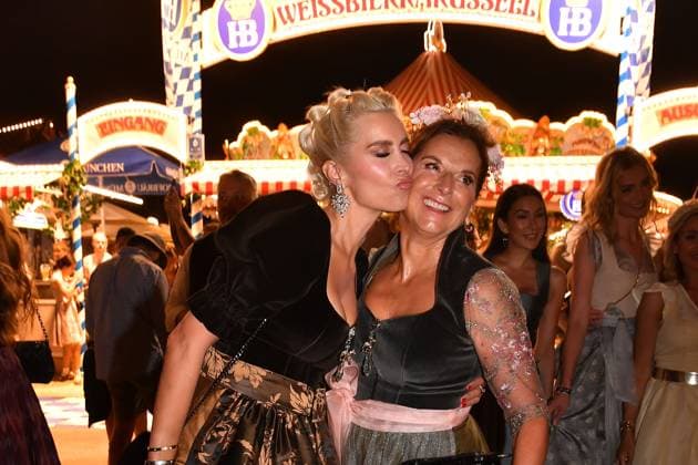 Verena Kerth und Claudia Obert beim Wiesn Almauftrieb auf dem Oktoberfest in Muenchen am 21.09.2025 Wiesn Almauftrieb beim Oktoberfest 2025 in Muenchen *** Verena Kerth and Claudia Obert at the Wiesn Almauftrieb at the Oktoberfest in Munich on 21 09 2025 Wiesn Almauftrieb at the Oktoberfest 2025 in Munich 