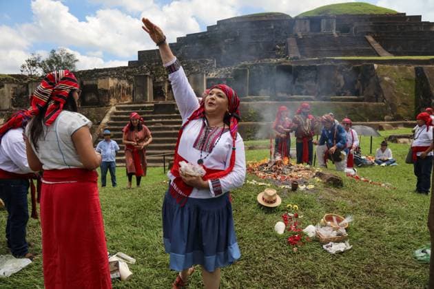 Bilder des Jahres 2025, News September 09 Mayan Ceremony for Autumn Equinox in El Salvador SANTA ANA, EL SALVADOR - SEPTEMBER 21: Indigenous people delivering offerings on an altar of fire and incense during a Mayan ceremony celebrating the autumnal equinox, at the Tazumal archaeological site, in the municipality of Chalchuapa, in Santa Ana, El Salvador on September 21, 2025. The autumnal equinox marks the end of summer in the Northern Hemisphere and is one of the two times of the year when day and night are of equal length across the entire planet. Alex Pena Anadolu Santa Ana El Salvador. Editorial use only. Please get in touch for any other usage.  Copyright: x2025xAnadoluxAlexxPenax