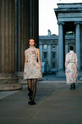 Erdem show at the London Fashion Week at the British Museum in London - 21 Sep 2025 A model walks the runway at the Erdem show during the London Fashion Week at the British Museum in London. London United Kingdom Copyright: xLounisxTiarx xSOPAxImagesx _DSC6076