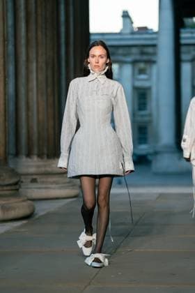 Erdem show at the London Fashion Week at the British Museum in London - 21 Sep 2025 A model walks the runway at the Erdem show during the London Fashion Week at the British Museum in London. London United Kingdom Copyright: xLounisxTiarx xSOPAxImagesx _DSC6113