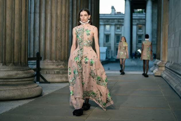Erdem show at the London Fashion Week at the British Museum in London - 21 Sep 2025 A model walks the runway at the Erdem show during the London Fashion Week at the British Museum in London. London United Kingdom Copyright: xLounisxTiarx xSOPAxImagesx _DSC6295