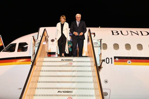 Rom, Italien, 22.09.2025: Flughafen Rom-Ciampino Aeroporto di Roma Ciampino: Bundespräsident reist nach Rom Italien und in den Vatikan: Elke Büdenbender und Frank-Walter Steinmeier bei der Begrüßung am Flughafen *** Rome, Italy, 22 09 2025 Rome Ciampino Airport Aeroporto di Roma Ciampino Federal President travels to Rome Italy and the Vatican Elke Büdenbender and Frank Walter Steinmeier welcoming guests at the airport Copyright: xdtsxNachrichtenagenturx dts_83339