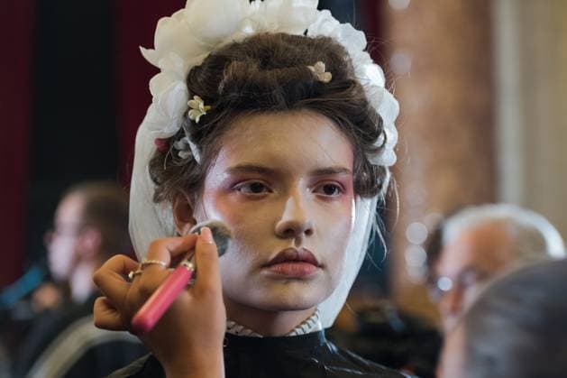 Aadnevik SS26 Show at London Fashion Week LONDON, UNITED KINGDOM - SEPTEMBER 21: A model has her make-up applied backstage ahead of Aadnevik Spring Summer 2026 show a la memoire de Marie Antoinette the last Queen at The Royal Horseguards Hotel as part of London Fashion Week in London, United Kingdom on September 21, 2025. Wiktor Szymanowicz Anadolu London United Kingdom. Editorial use only. Please get in touch for any other usage.  Copyright: x2025xAnadoluxWiktorxSzymanowiczx