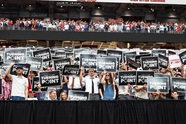 Bilder des Jahres 2025, News September 09 Trump pays tribute at Charlie Kirk memorial, widow says she has forgiven suspect ARIZONA, UNITED STATES - SEPTEMBER 21: Charlie Kirk supporters seen holding the This is our Turning point signs during the memorial service for conservative activist Charlie Kirk at State Farm Stadium in Glendale, Arizona, United States, on September 21, 2025. Jon Putman Anadolu Arizona United States. Editorial use only. Please get in touch for any other usage.  Copyright: x2025xAnadoluxJonxPutmanx