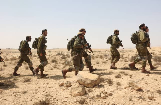 (250922) -- ARAD, Sept. 22, 2025 -- Newly recruited combat soldiers of the Israeli army take part in a training at a site in southern Israel, Sept. 21, 2025. (Photo by Xinhua) ISRAEL-NEWLY RECRUITED SOLDIERS-TRAINING GilxCohenxMagen 