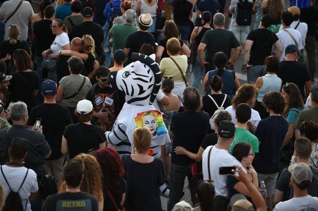 More Then 10.000 Gather In Budapest, Demanding Cleaner Politics And A Ban On Political Advertising A man dresses as a zebra during a protest in Budapest, Hungary, on September 21, 2025 on Heroes Square, demanding cleaner politics and a nationwide ban on political advertising. About ten to twenty thousand people attend the demonstration. Budapest Budapest Hungary  Copyright: xBalintxSzentgallayx originalFilename: szentgallay-protesto250921_npcUM.jpg